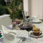 Meta - Welcoming With Byrek & Traditional Meals ベッド・アンド・ブレックファスト Gusmar